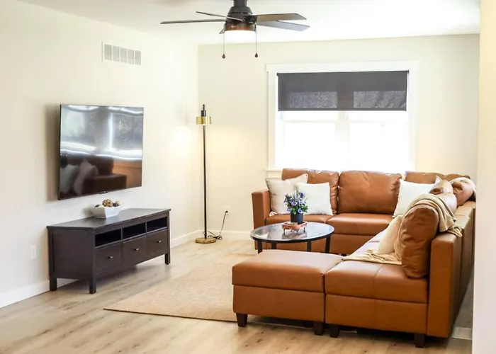Spacious Family Getaway - Pool, Hot Tub, Games, Gym Peoria