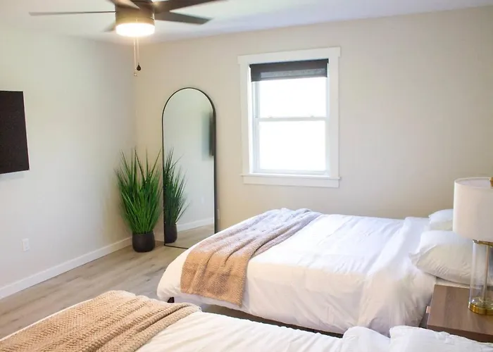 Spacious Family Getaway - Pool, Hot Tub, Games, Gym Peoria