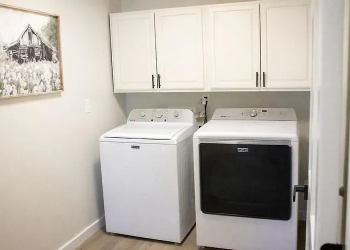 Spacious Family Getaway - Pool, Hot Tub, Games, Gym Holiday home Peoria